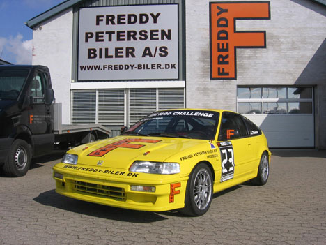 Kenneth's flotte Honda foran hovedsponsoren's forretning.